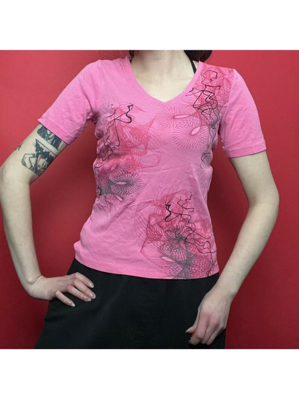 Northern reflection / Pink tee with abstracts designs 🩷🖤​​